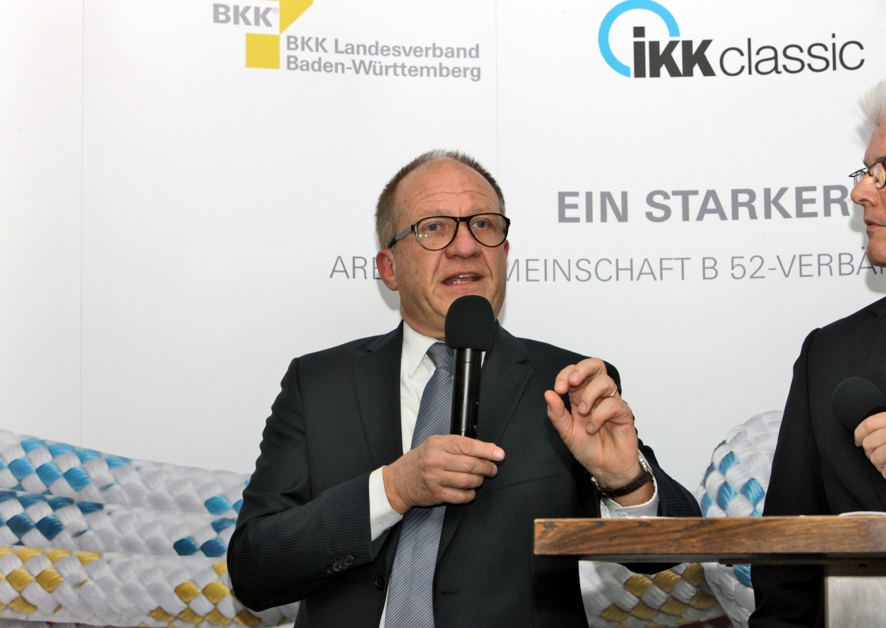 Dr. Norbert Metke, Vorstandsvorsitzender der Kassenärztlichen Vereinigung Baden-Württemberg hält ein Mikrofon und spricht