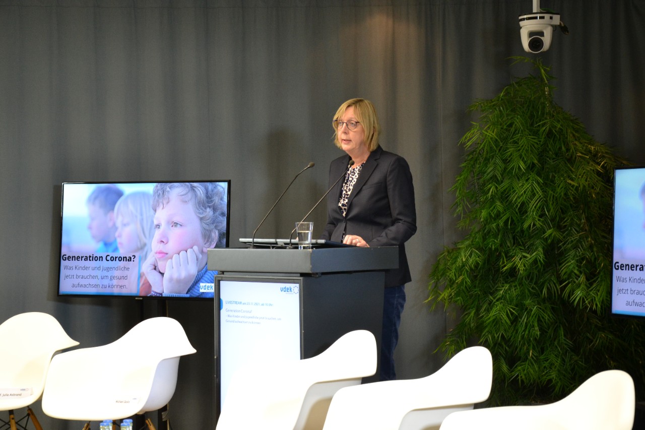 Ulrike Elsner, Vorstandsvorsitzende des vdeks, am Podium