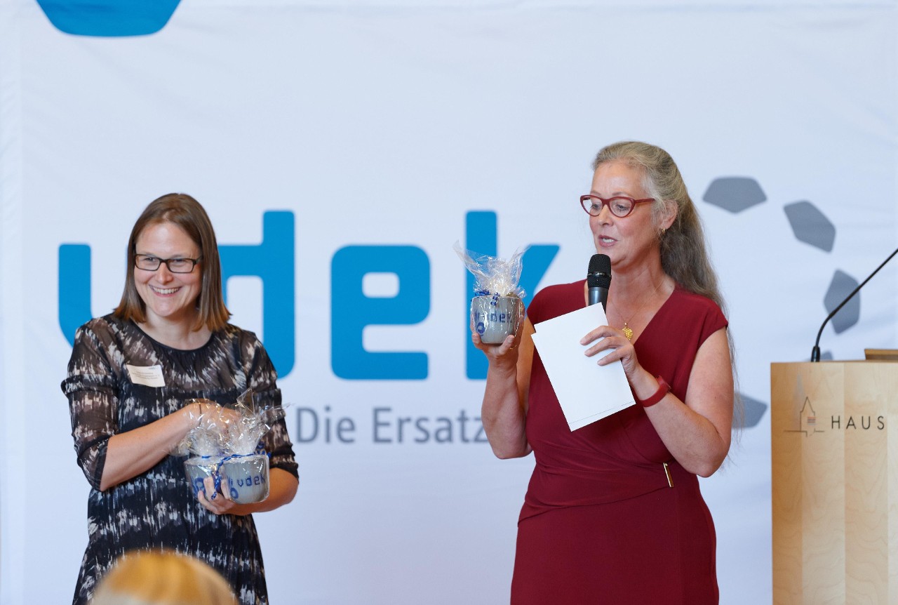 Claudia Ackermann, Leiterin der vdek-Landesvertretung Hessen, und Heike Kronenberg, Pressesprecherin, bedanken sich bei den Teilnehmern der Podiumsdiskussion