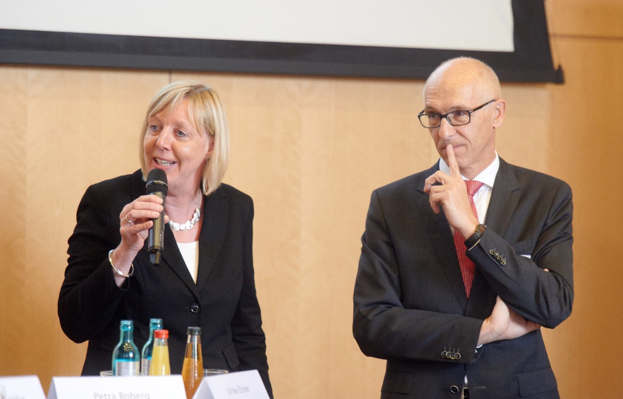 Ulrike Elsner, Vorstandsvorsitzende des vdek, und Dieter Bartsch, Präsident der Hessischen Krankenhausgesellschaft, am Rednerpult