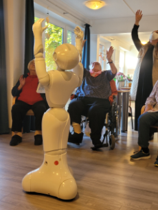 Humanoider Roboter mit Senioren im Pflegeheim
