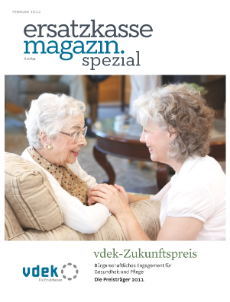 Magazin-Cover zum Zukunftspreis 2011. Motiv: Eine junge Frau hockt im Wohnzimmer neben einer alter Frau im Sessel und hält ihre Hand